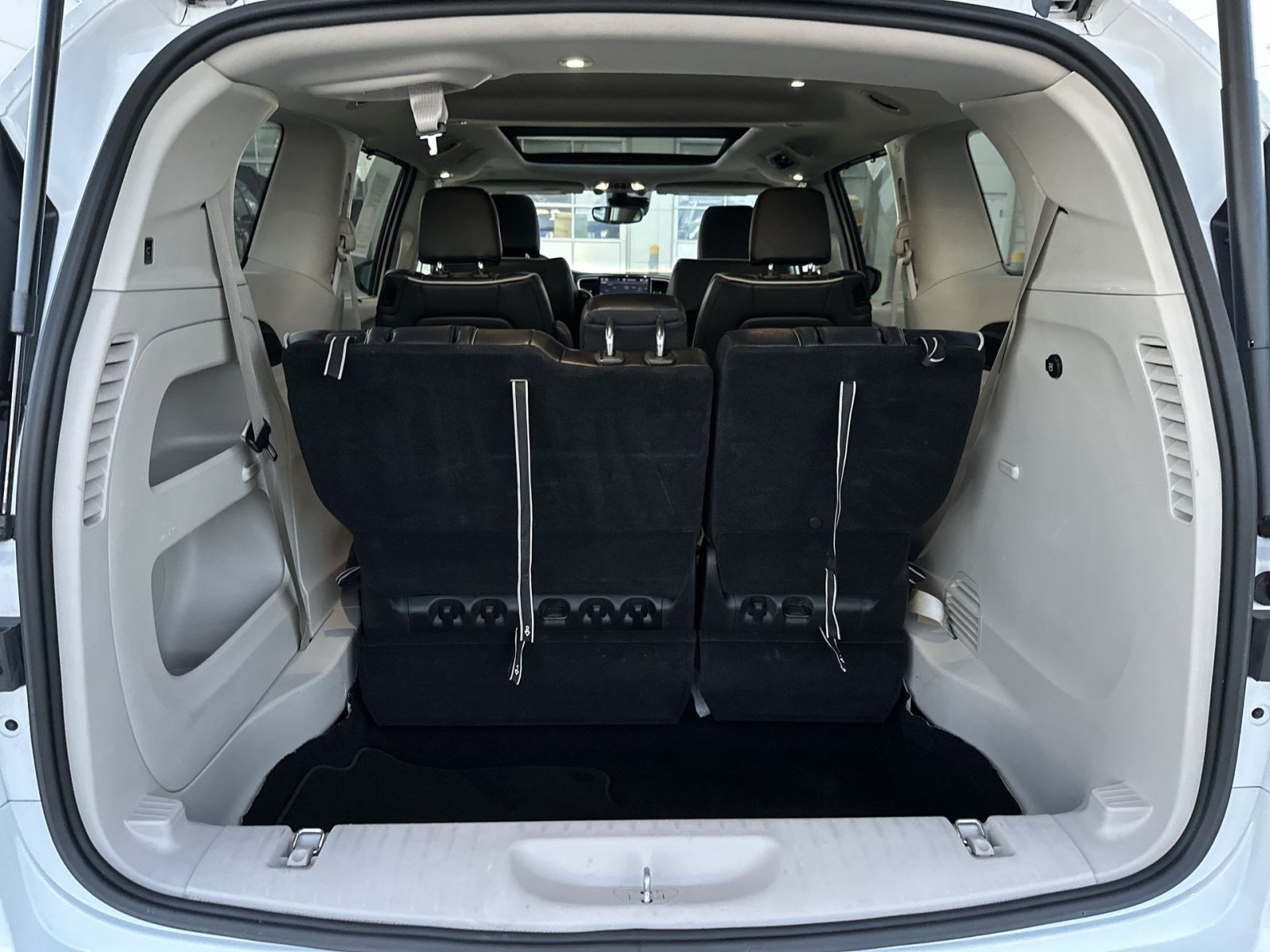 Used 2024 Chrysler Pacifica Limited FWD image 28