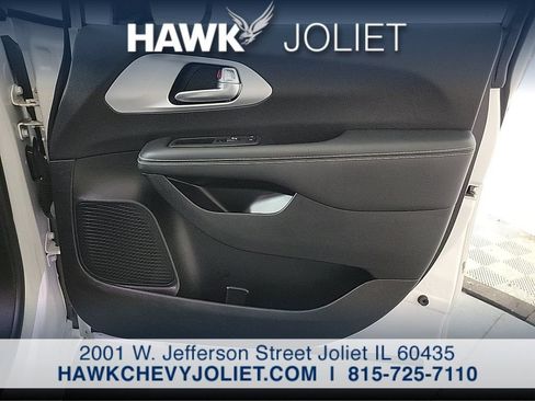 Used 2024 Chrysler Pacifica Limited FWD image 23