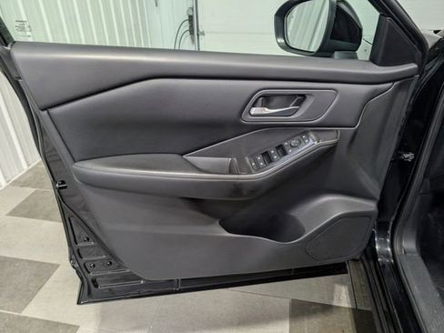 Used 2025 Nissan Rogue SV image 11