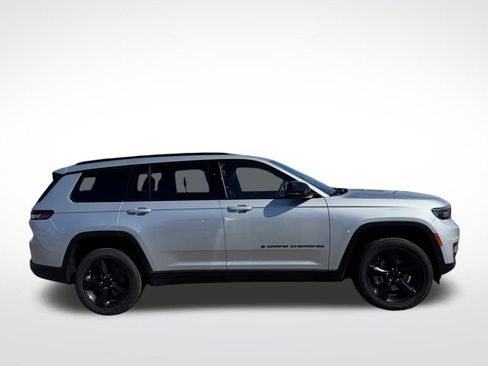 Used 2024 Jeep Grand Cherokee L Altitude image 2