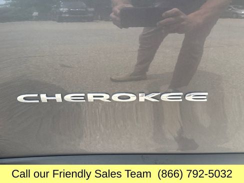 Used 2019 Jeep Cherokee Latitude Plus w/ Cold Weather Group AWD/4WD image 29