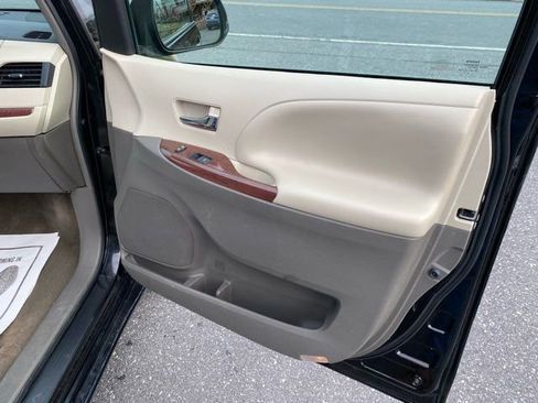Used 2014 Toyota Sienna XLE image 24