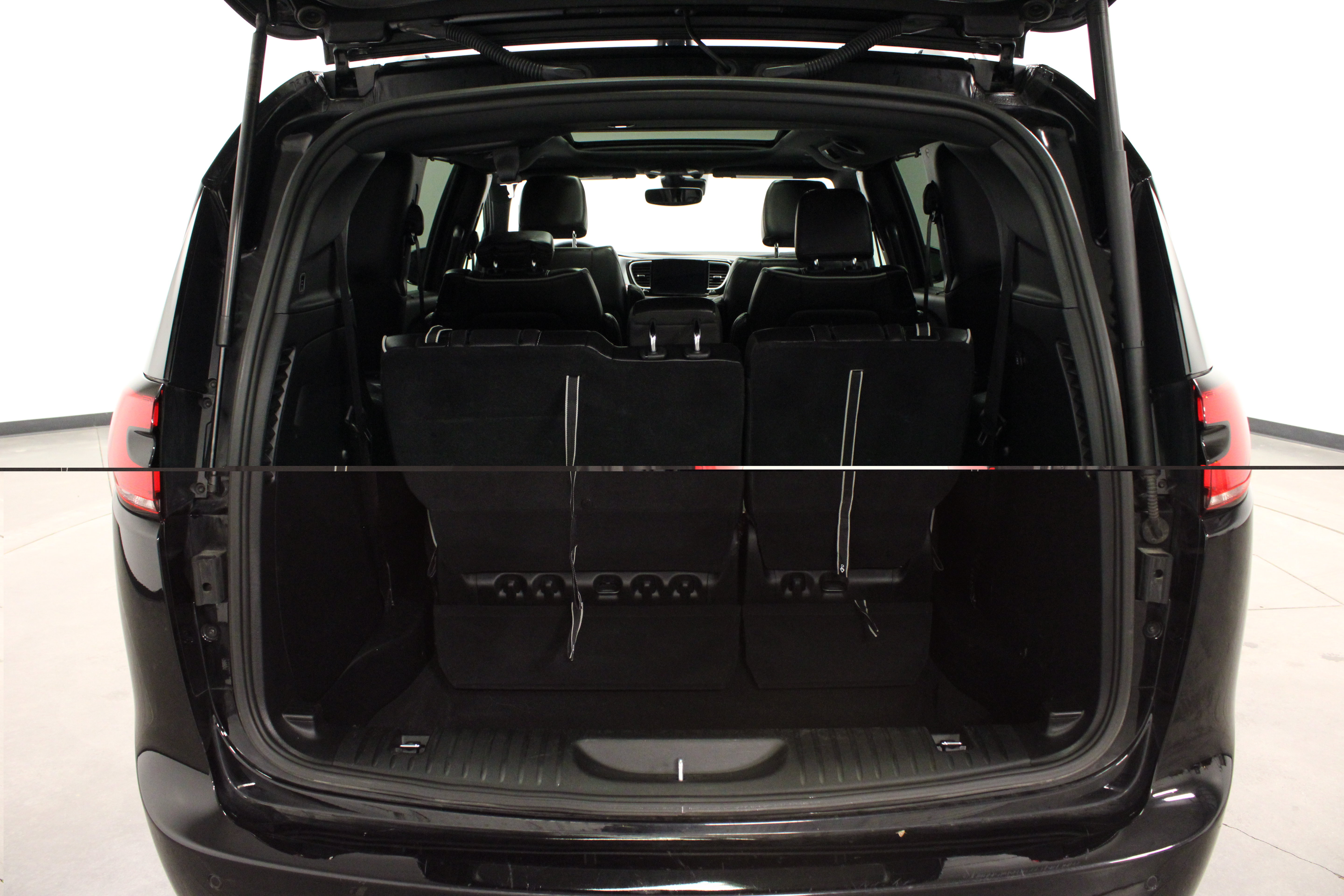 Used 2025 Chrysler Pacifica Limited FWD image 15