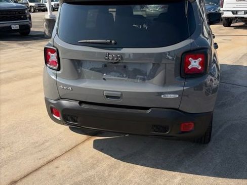 Used 2022 Jeep Renegade Latitude AWD/4WD image 3