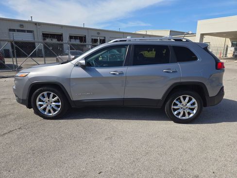 Used 2015 Jeep Cherokee Limited w/ Luxury Group AWD/4WD image 2