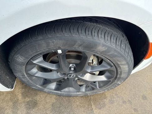 Used 2025 Chrysler Pacifica Limited image 4