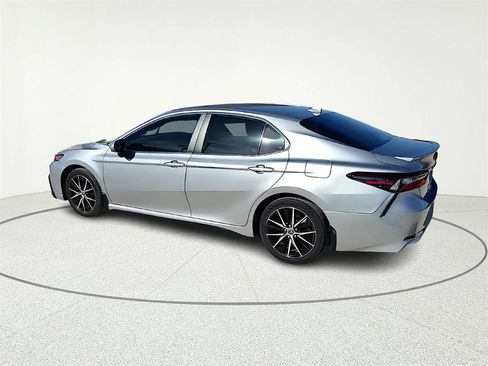 Used 2022 Toyota Camry SE image 4