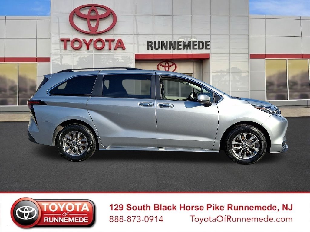 Used 2024 Toyota Sienna XLE FWD image 7