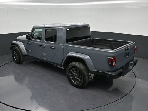 Used 2025 Jeep Gladiator Sport image 12