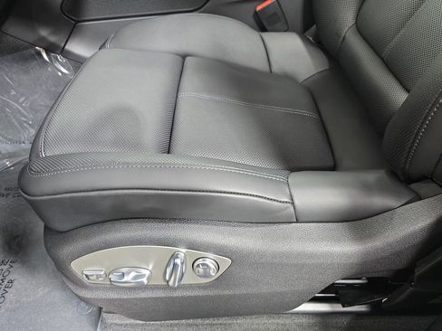 New 2026 Porsche Macan image 23