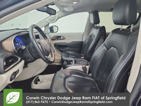 Used 2017 Chrysler Pacifica Touring-L image 19