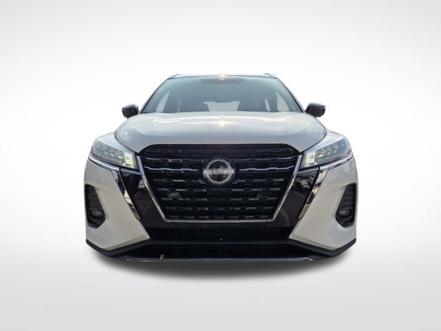 Used 2023 Nissan Kicks SR w/ SR Premium Package FWD image 3