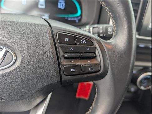 Used 2023 Hyundai Venue SEL image 9