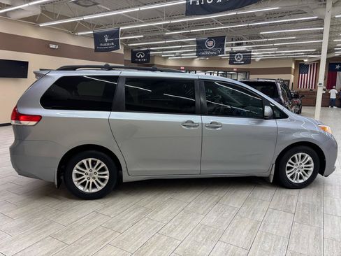 Used 2012 Toyota Sienna XLE w/ XLE Navigation Pkg FWD image 12