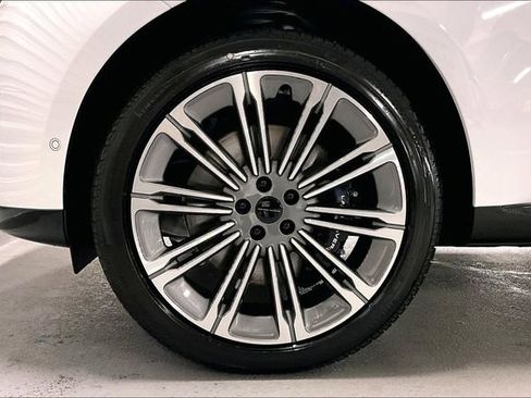 New 2026 Land Rover Range Rover Long Wheelbase SE image 10