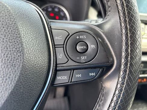 Used 2019 Toyota RAV4 XLE Premium FWD image 12