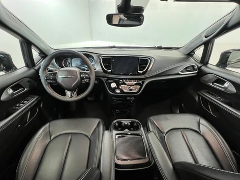 Used 2024 Chrysler Pacifica Limited w/ Uconnect Theater Family Group image 9