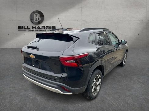 Used 2024 Chevrolet Trax LT w/ Sunroof Package image 6