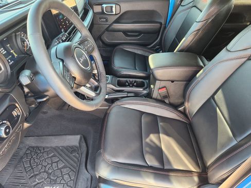 Used 2025 Jeep Wrangler Unlimited Rubicon image 13