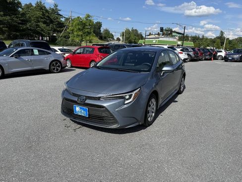 Used 2023 Toyota Corolla LE FWD image 2