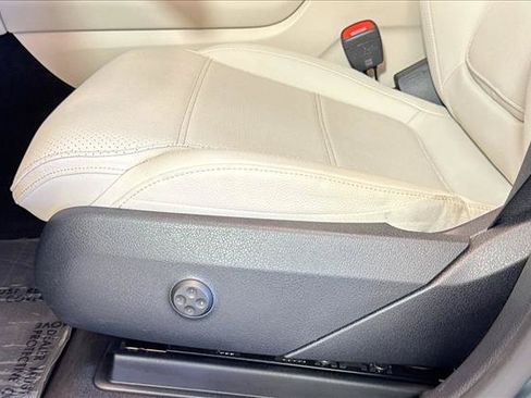 Used 2025 Mercedes-Benz GLC 350e 4MATIC image 18