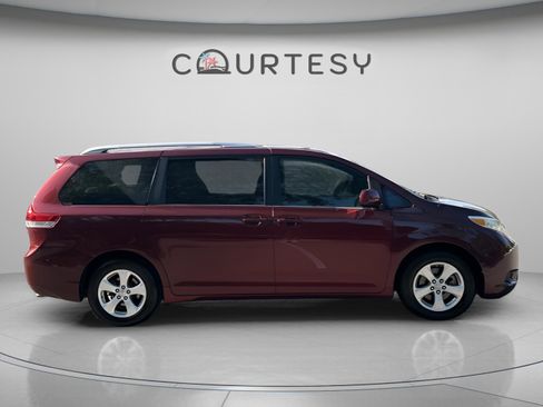 Used 2014 Toyota Sienna LE FWD image 8