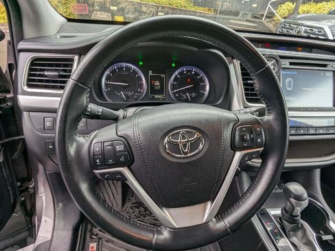 Used 2017 Toyota Highlander XLE AWD/4WD image 10