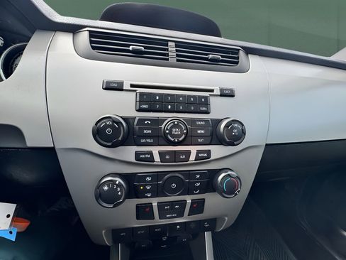 Used 2010 Ford Focus SES image 18
