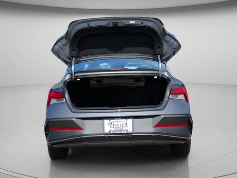 Certified 2025 Hyundai Elantra SEL FWD image 10