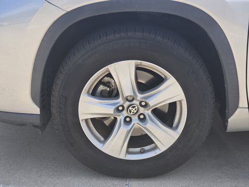 Used 2020 Toyota Highlander LE image 9