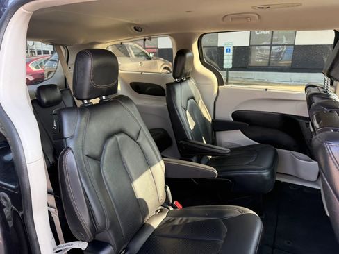 Used 2018 Chrysler Pacifica Touring-L Plus image 27