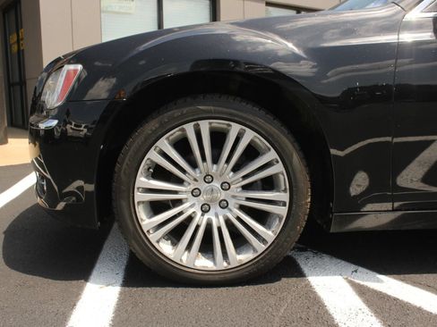 Used 2011 Chrysler 300 Limited RWD image 3