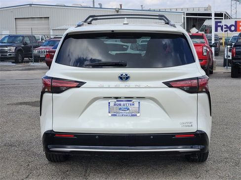 Used 2021 Toyota Sienna Limited image 6