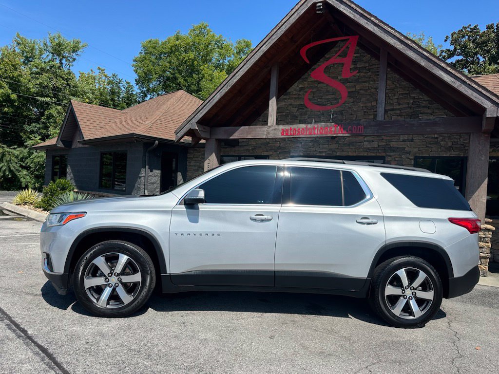 Used 2021 Chevrolet Traverse LT w/ LT Premium Package FWD image 2