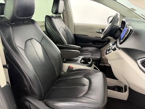 Used 2022 Chrysler Pacifica Touring-L FWD image 29
