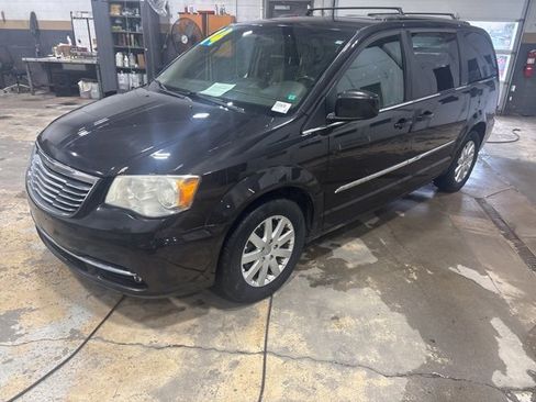 Used 2014 Chrysler Town & Country Touring image 19
