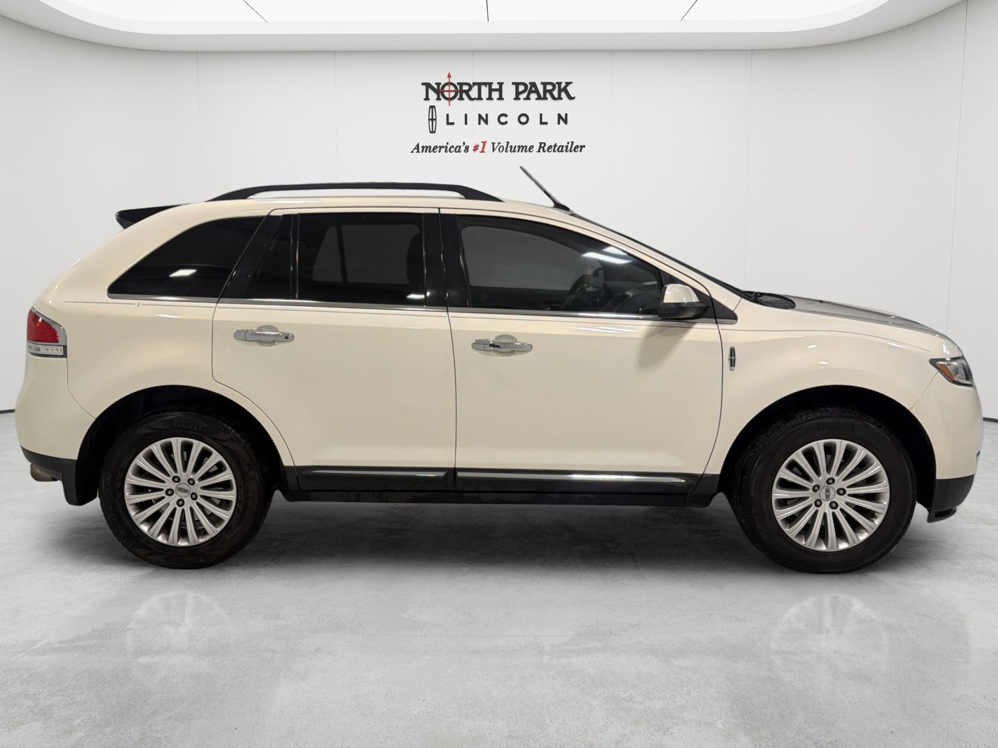 Used 2013 Lincoln MKX FWD w/ Wood Pkg image 6