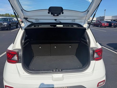 Used 2025 Hyundai Venue SEL FWD image 9