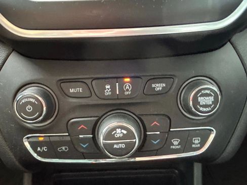 Certified 2021 Jeep Cherokee Latitude Lux w/ Comfort/Convenience Group FWD image 29