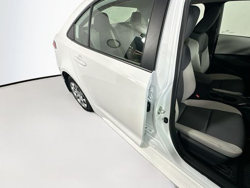Used 2025 Toyota Corolla LE FWD image 27