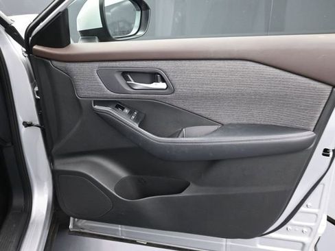 Used 2023 Nissan Rogue SV image 32