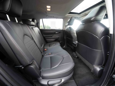 Used 2023 Toyota Highlander XLE AWD/4WD image 25