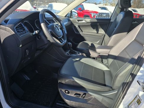 Used 2020 Volkswagen Tiguan SE w/ Panoramic Sunroof Package image 16