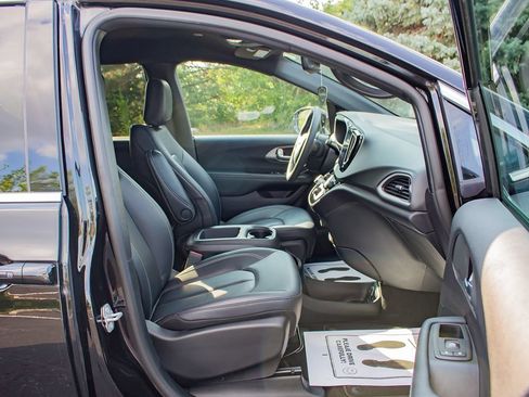 Used 2025 Chrysler Pacifica Select FWD image 17