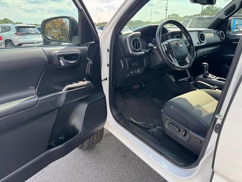 Used 2020 Toyota Tacoma TRD Off-Road AWD/4WD image 14
