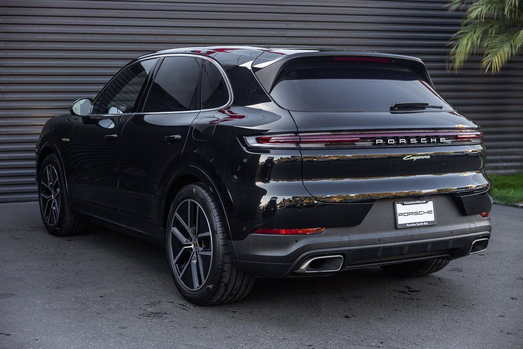Certified 2025 Porsche Cayenne E-Hybrid AWD/4WD image 3