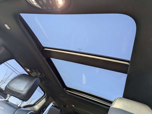 Used 2025 Chrysler Pacifica Limited FWD image 23