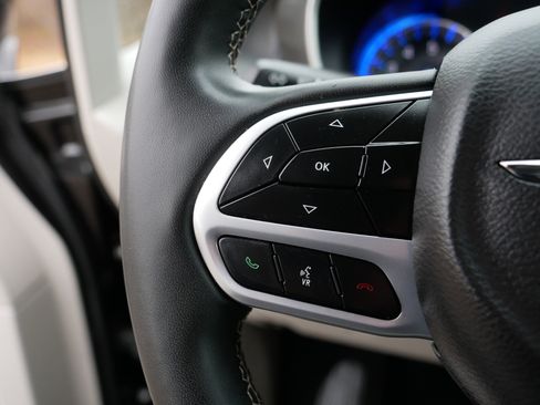 Certified 2024 Chrysler Pacifica Touring-L image 28