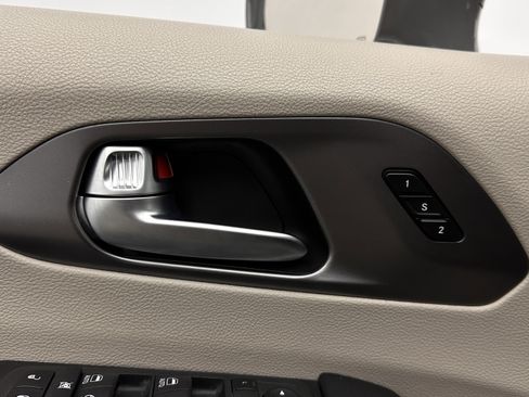 Used 2022 Chrysler Pacifica Touring-L w/ Uconnect Theater Family Group image 12