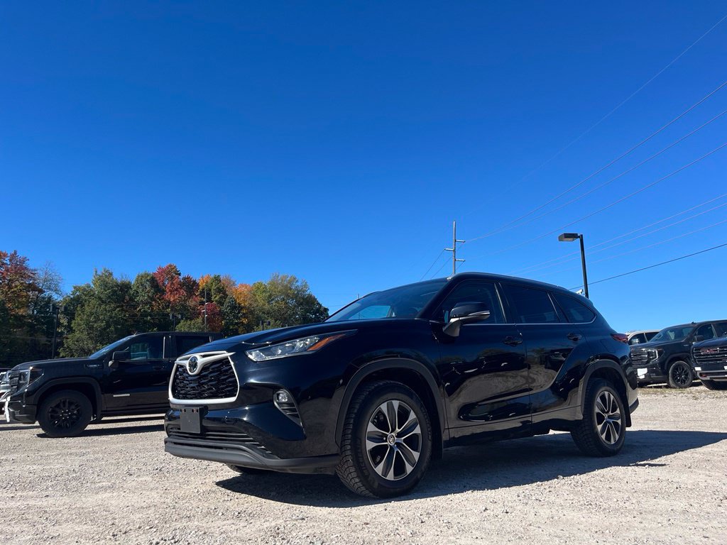 Used 2023 Toyota Highlander XLE AWD/4WD image 2